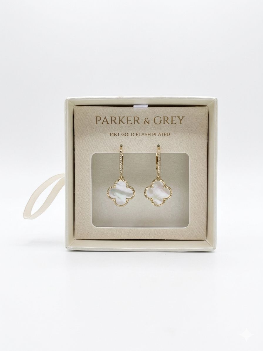 PARKER & GREY – Aretes Colgantes Trébol blancos en Baño de Oro 14K